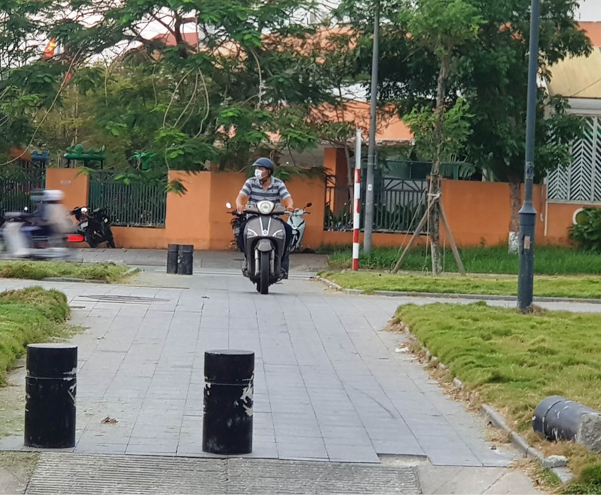 Bất chấp trụ chặn, xe vẫn vào đường dành cho người đi bộ