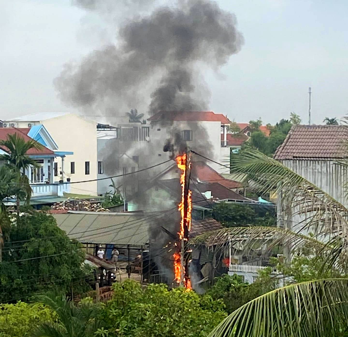 Cháy trụ điện kèm theo nhiều tiếng nổ lớn