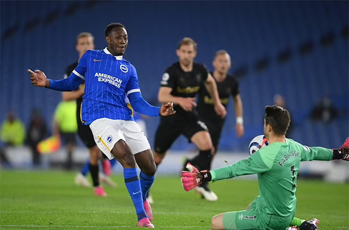 Hòa tai hại trước Brighton, Búa tạ càng rời xa Top 4