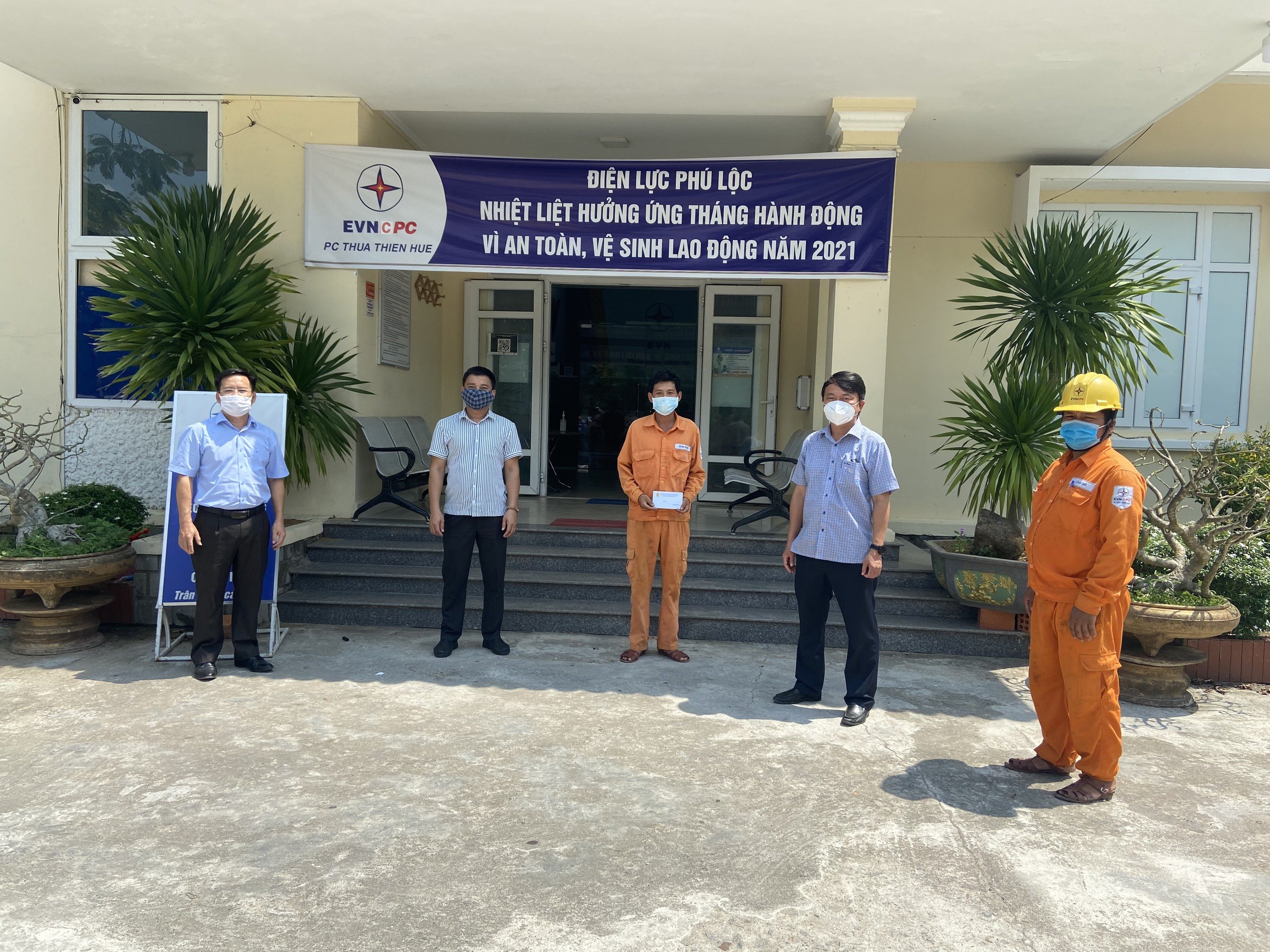 Động viên cán bộ, nhân viên trực vận hành lưới điện