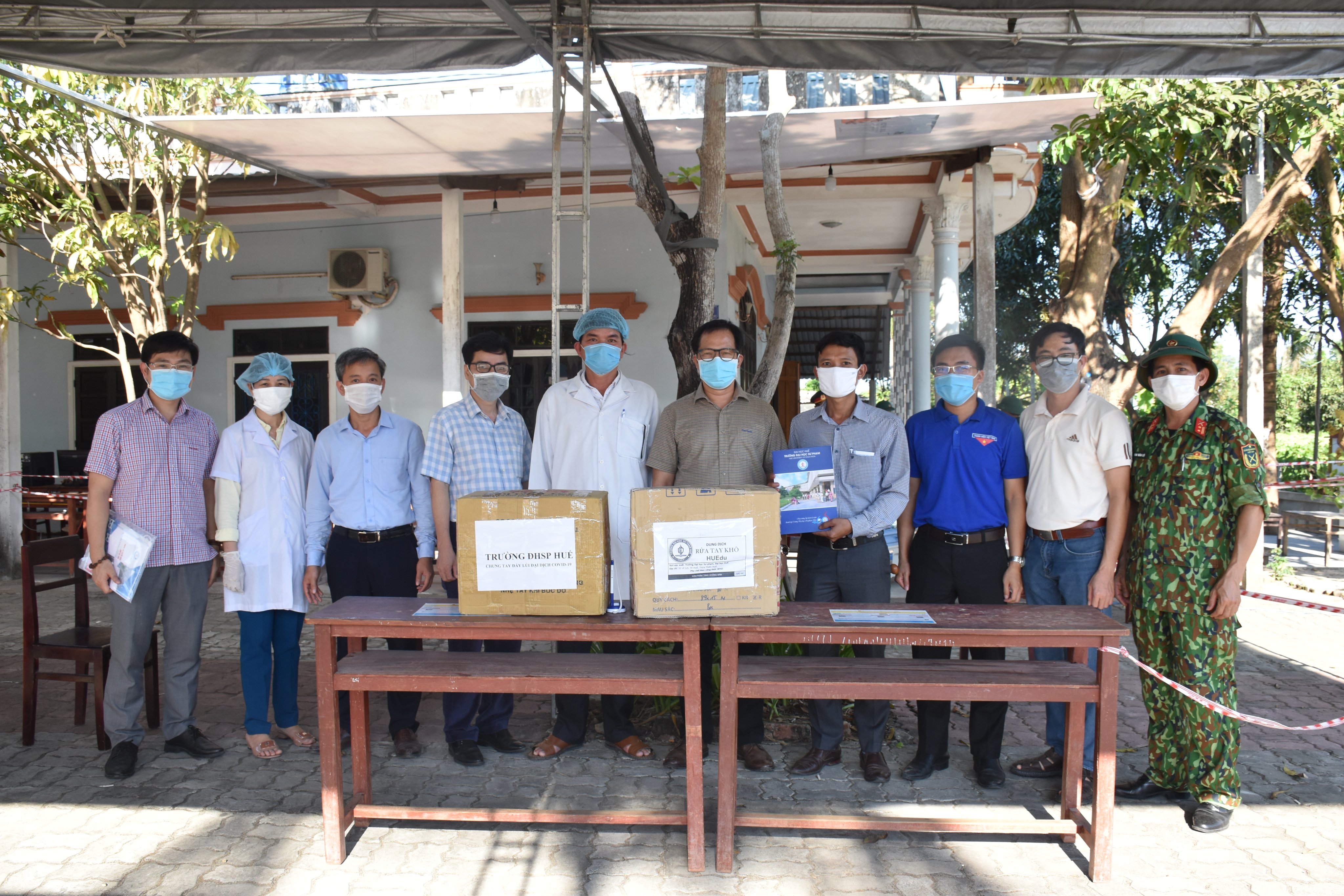 Pha chế dung dịch sát khuẩn tặng các đơn vị phòng, chống dịch COVID-19