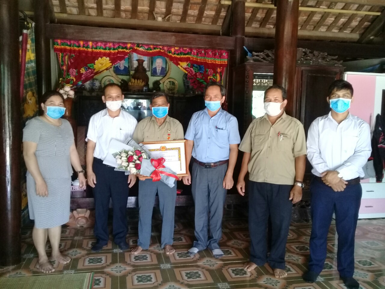 Nam Đông Trao Huy hiệu Đảng cho 6 đảng viên