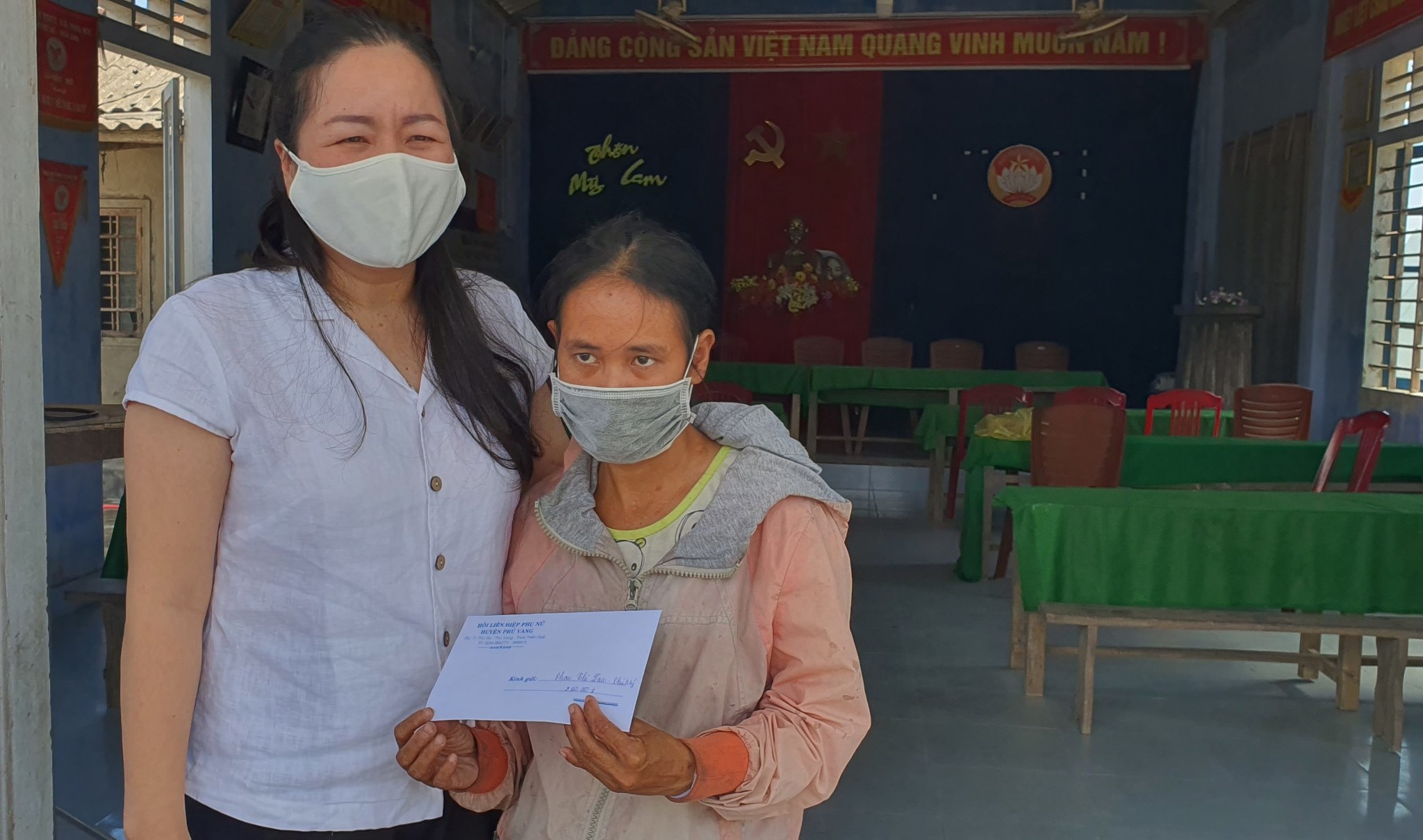 Trao con giống và hỗ trợ sửa chữa nhà cho người dân Phú Vang