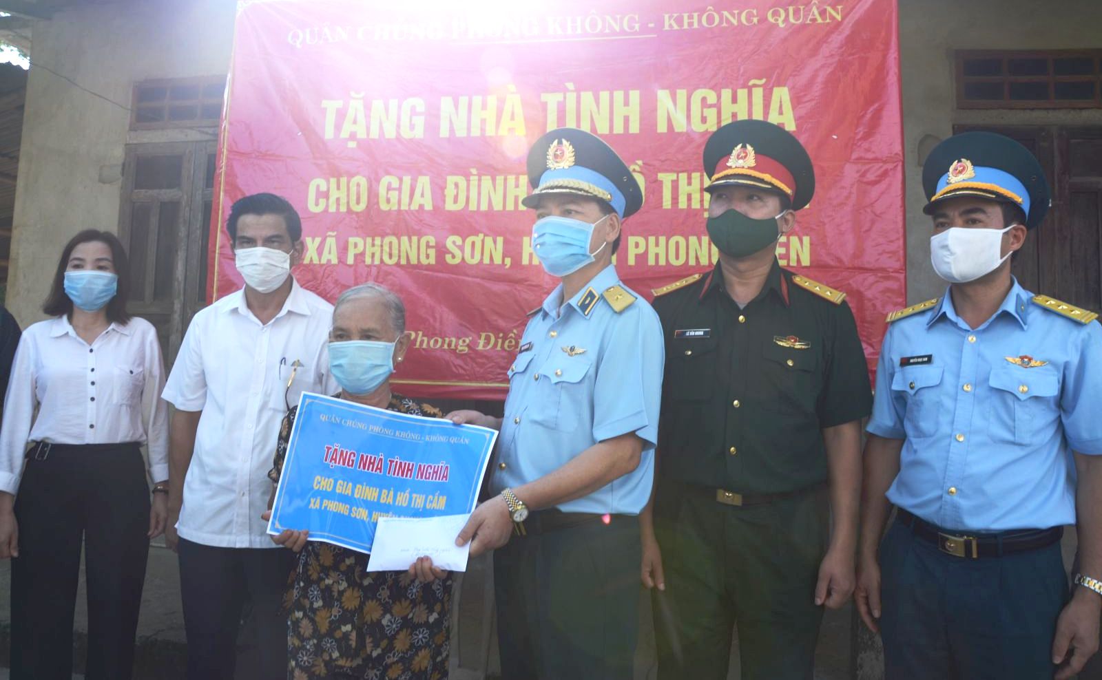 Trao tặng nhà tình nghĩa và con giống tổng trị giá hơn 130 triệu đồng