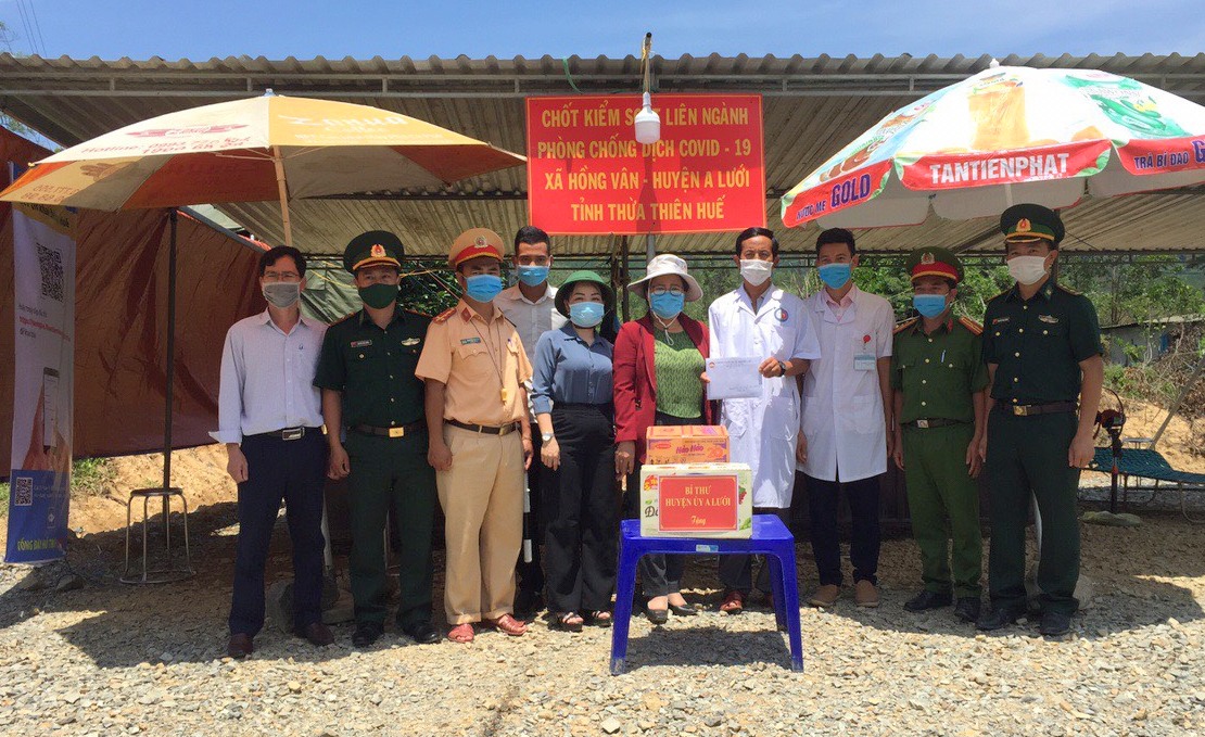 Trao quà cho gia đình chính sách và các chốt kiểm soát chống dịch