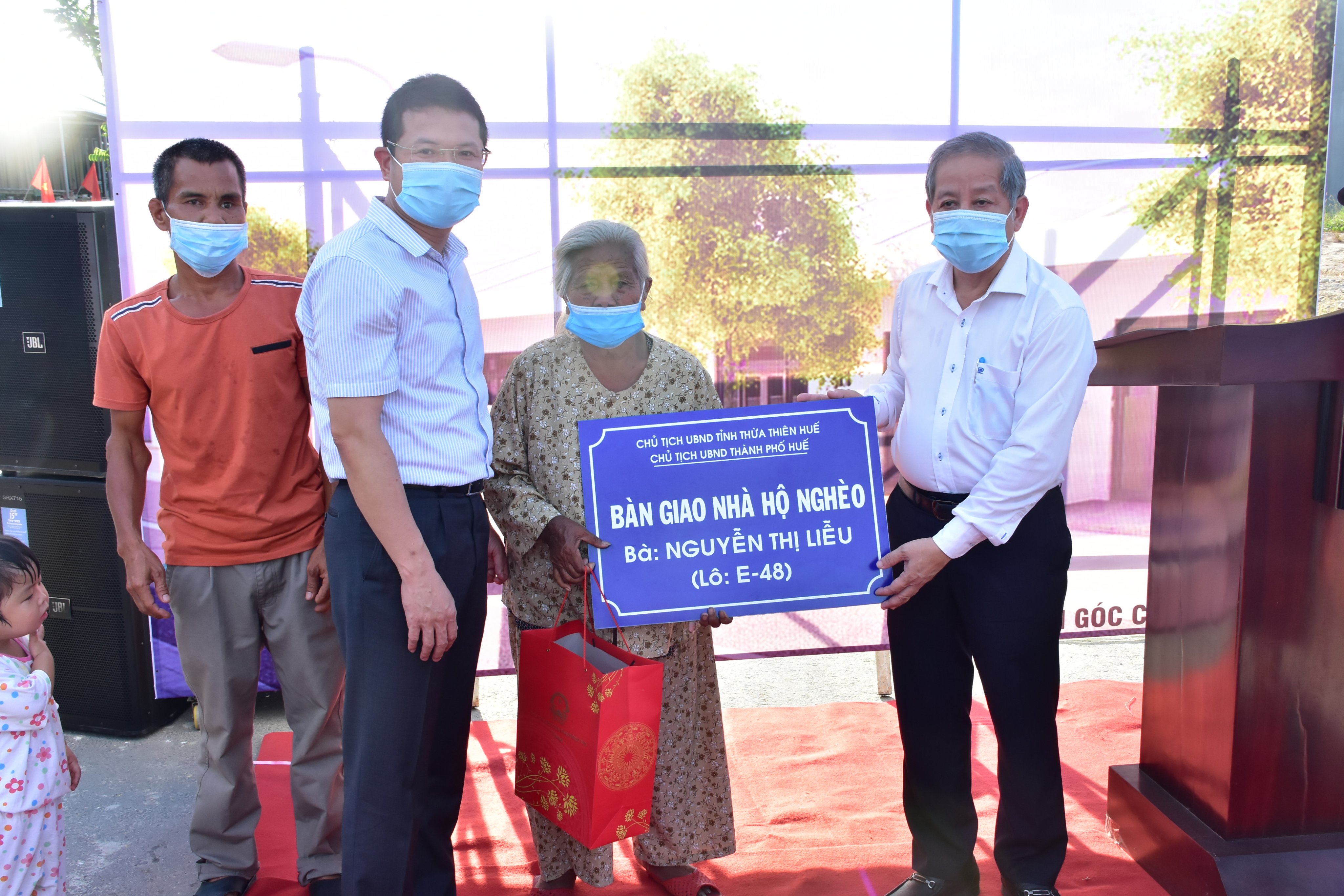 Khởi công xây dựng nhà ở theo mẫu cho hộ nghèo khu dân cư bắc Hương Sơ