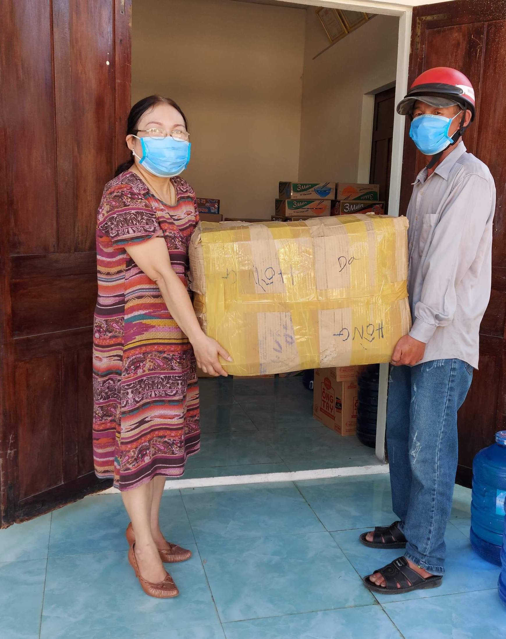 Tặng quê nhà 60 000 chiếc khẩu trang