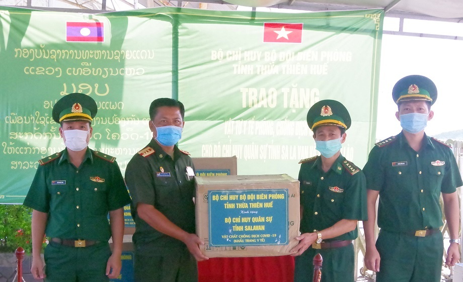 Trao tặng vật tư y tế và nhu yếu phẩm cho lực lượng làm nhiệm vụ phòng chống dịch COVID-19