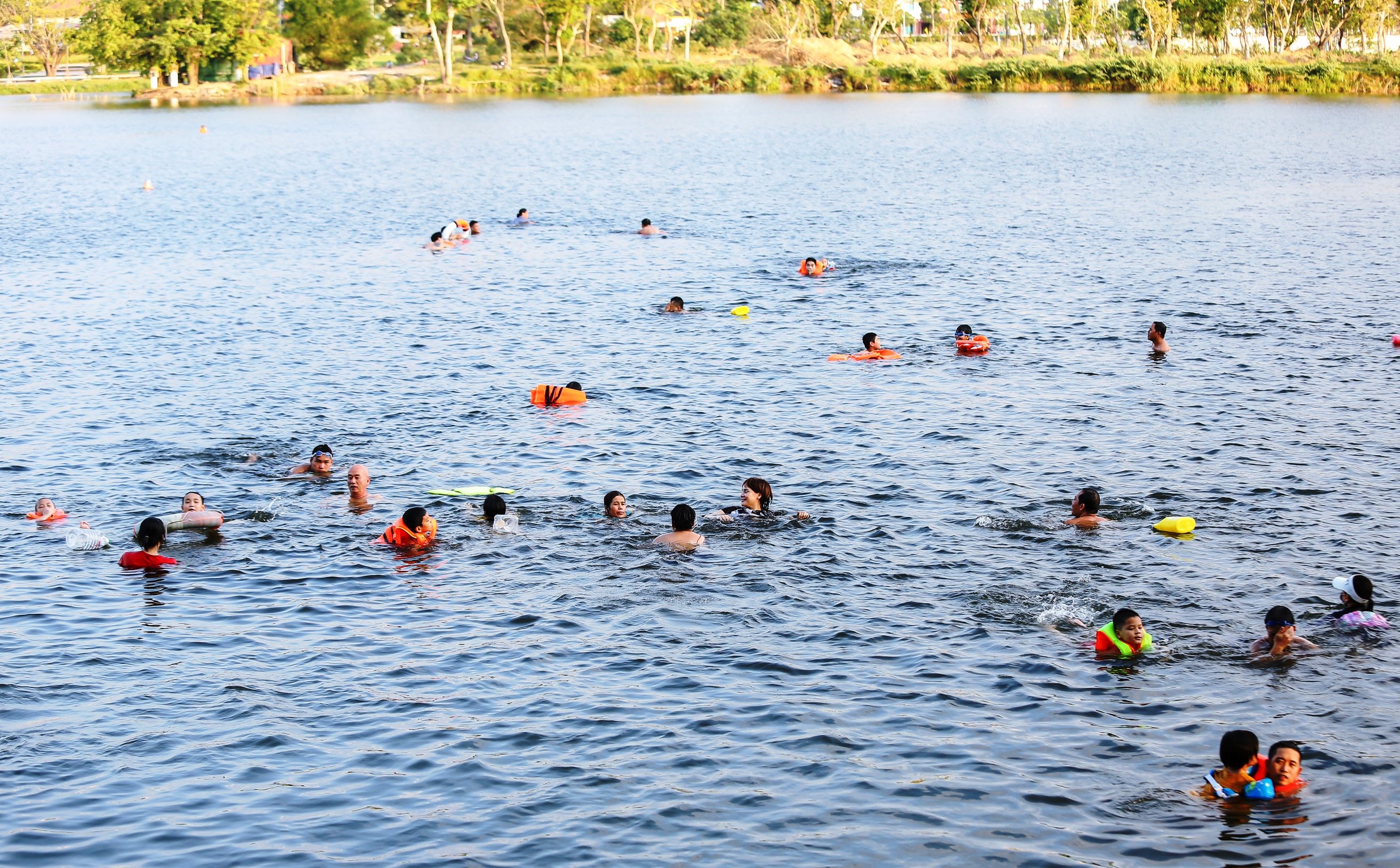 Người dân ra sông Hương tắm, bấp chất quy định cấm tụ tập đông người