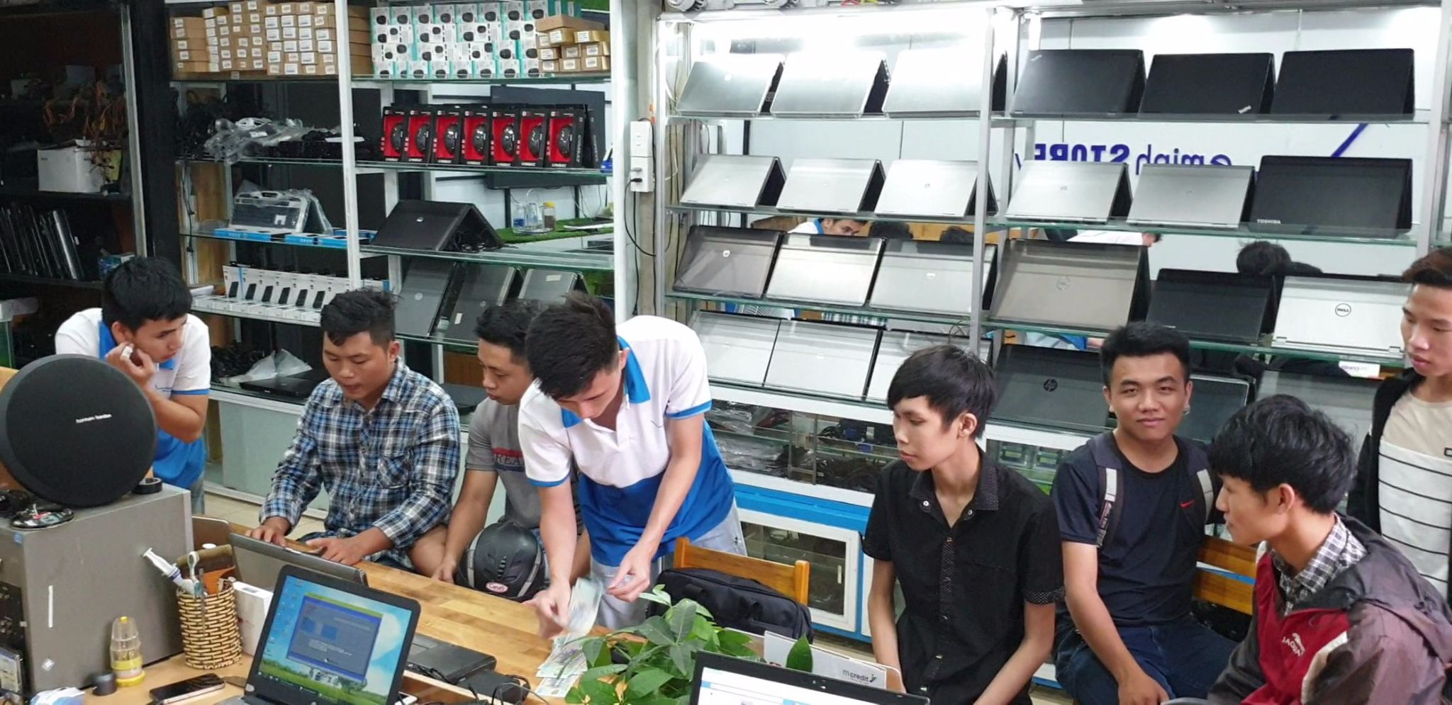 Dịch vụ thu mua laptop cũ – xu hướng thị trường được quan tâm hiện nay