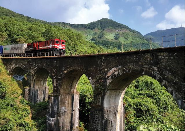 Cầu vòm dưới chân đèo Hải Vân