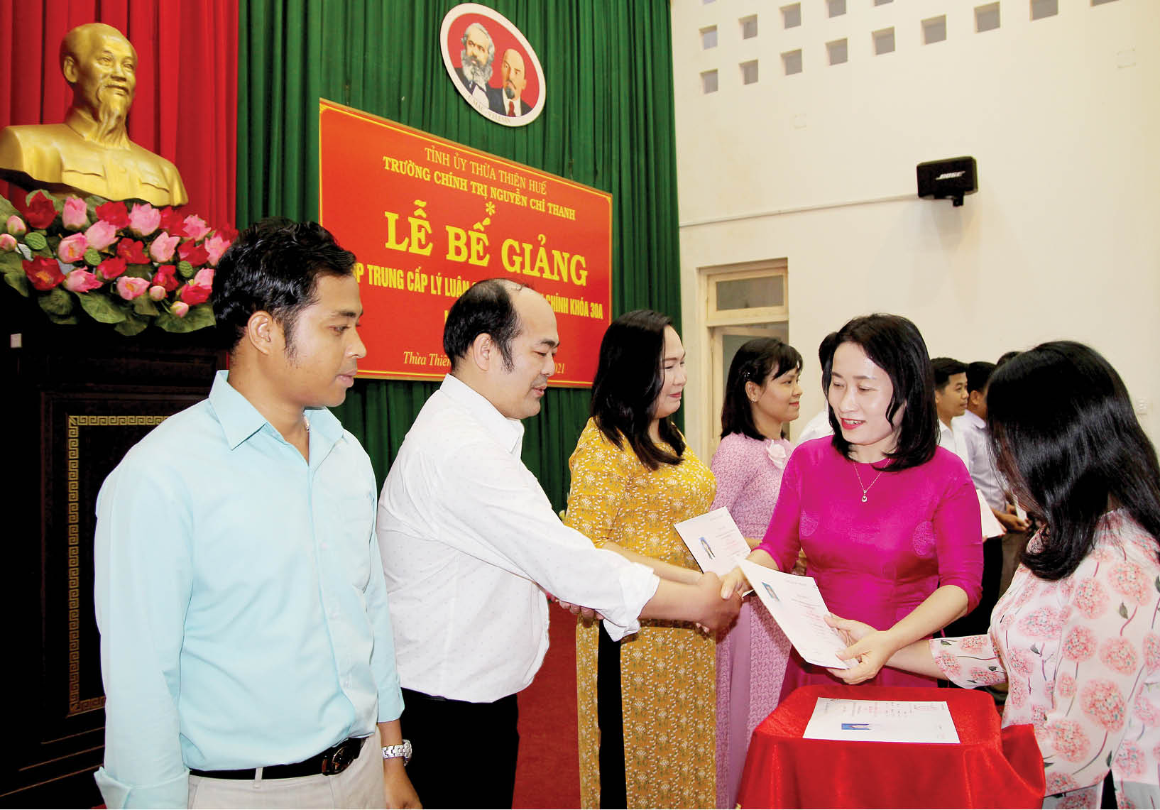 Vận dụng văn kiện đại hội đảng vào giảng dạy