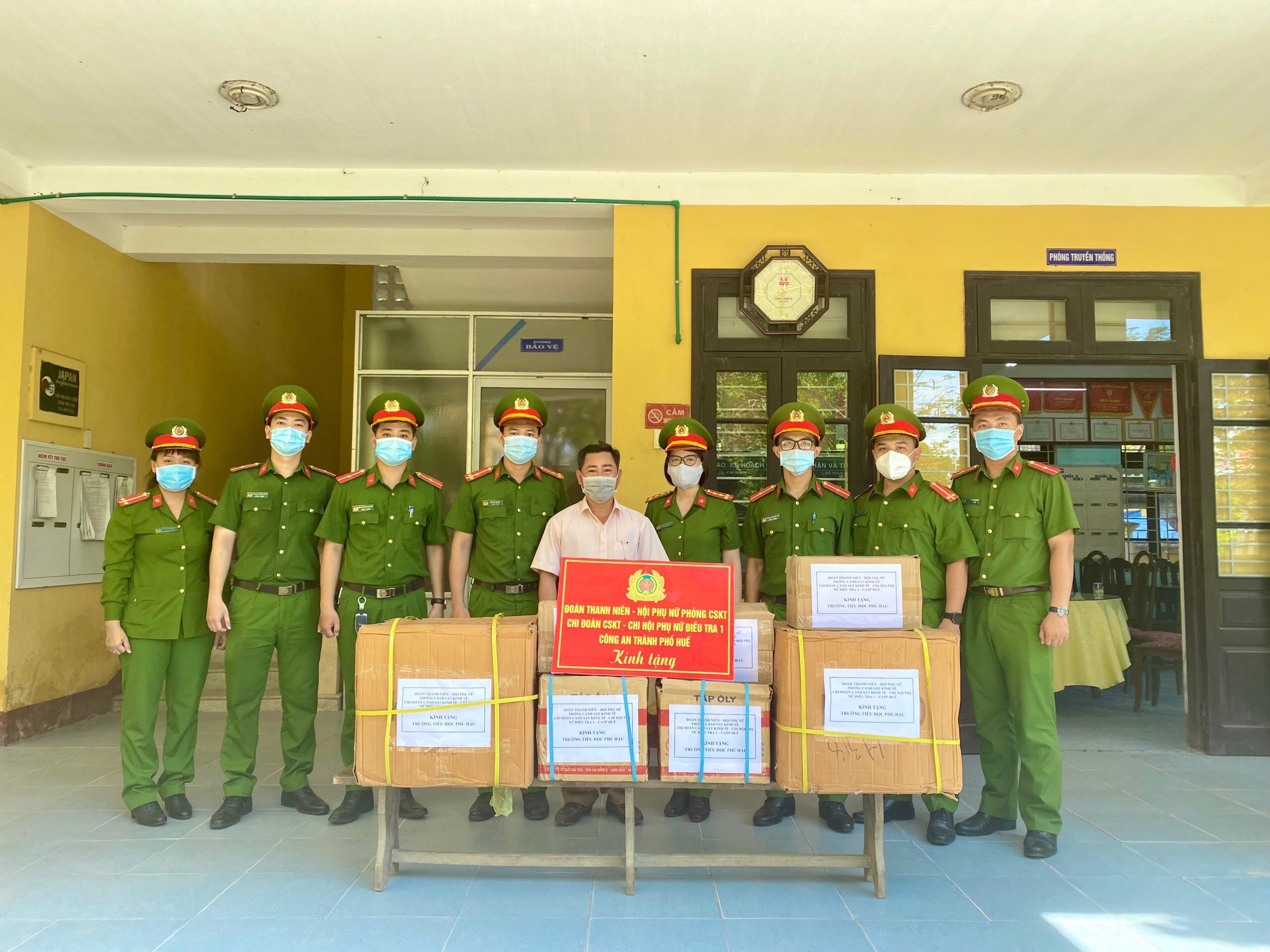 Tặng dụng cụ học tập cho học sinh có hoàn cảnh khó khăn