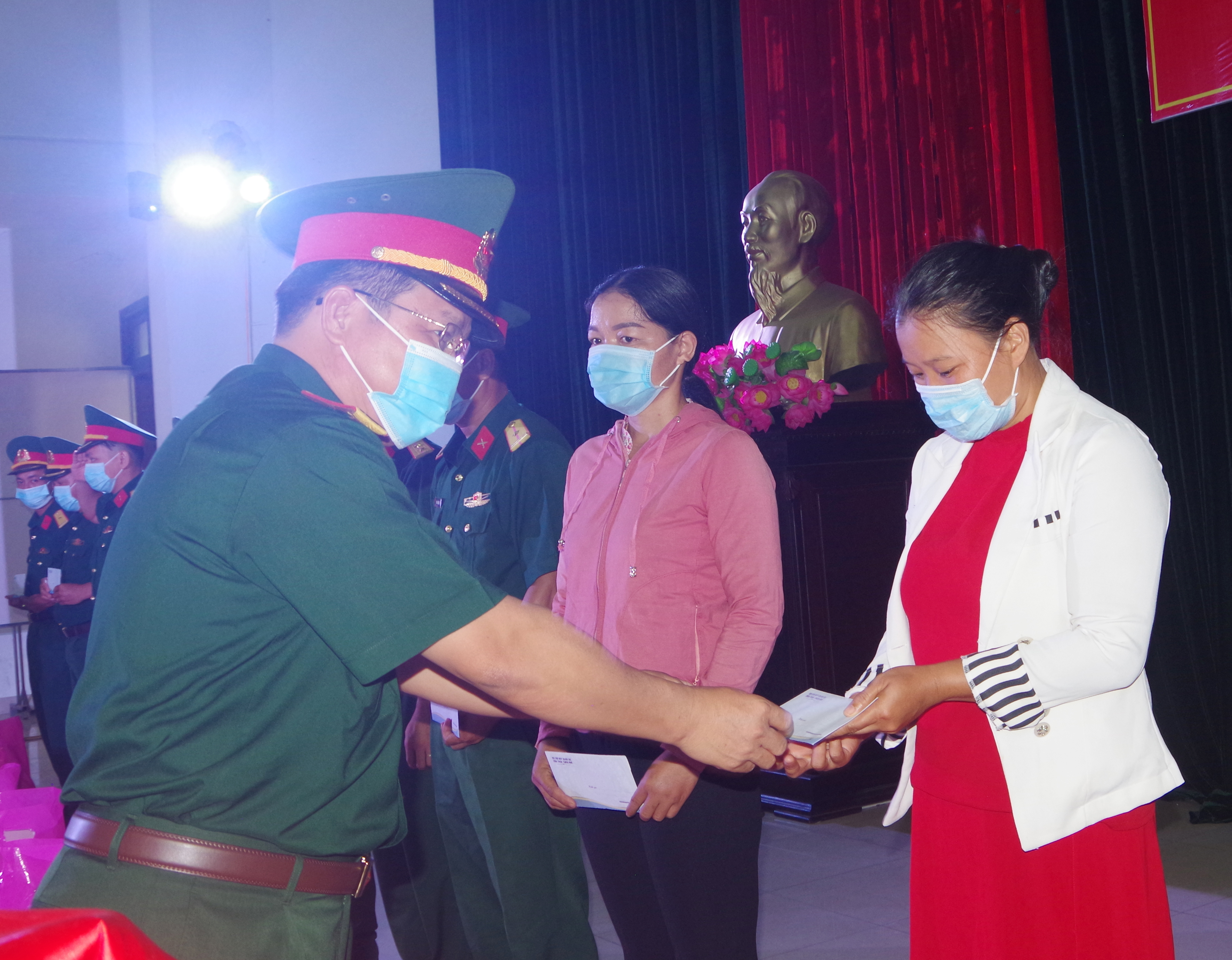 Hỗ trợ cán bộ chiến sĩ khó khăn do ảnh hưởng của dịch COVID-19