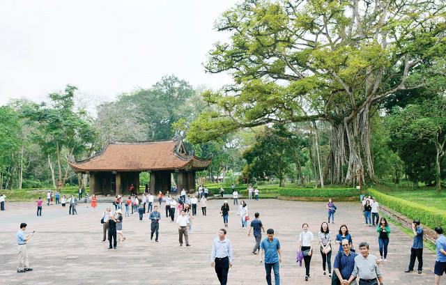 Uống rượu vô cớ, nhà vua bắt tội