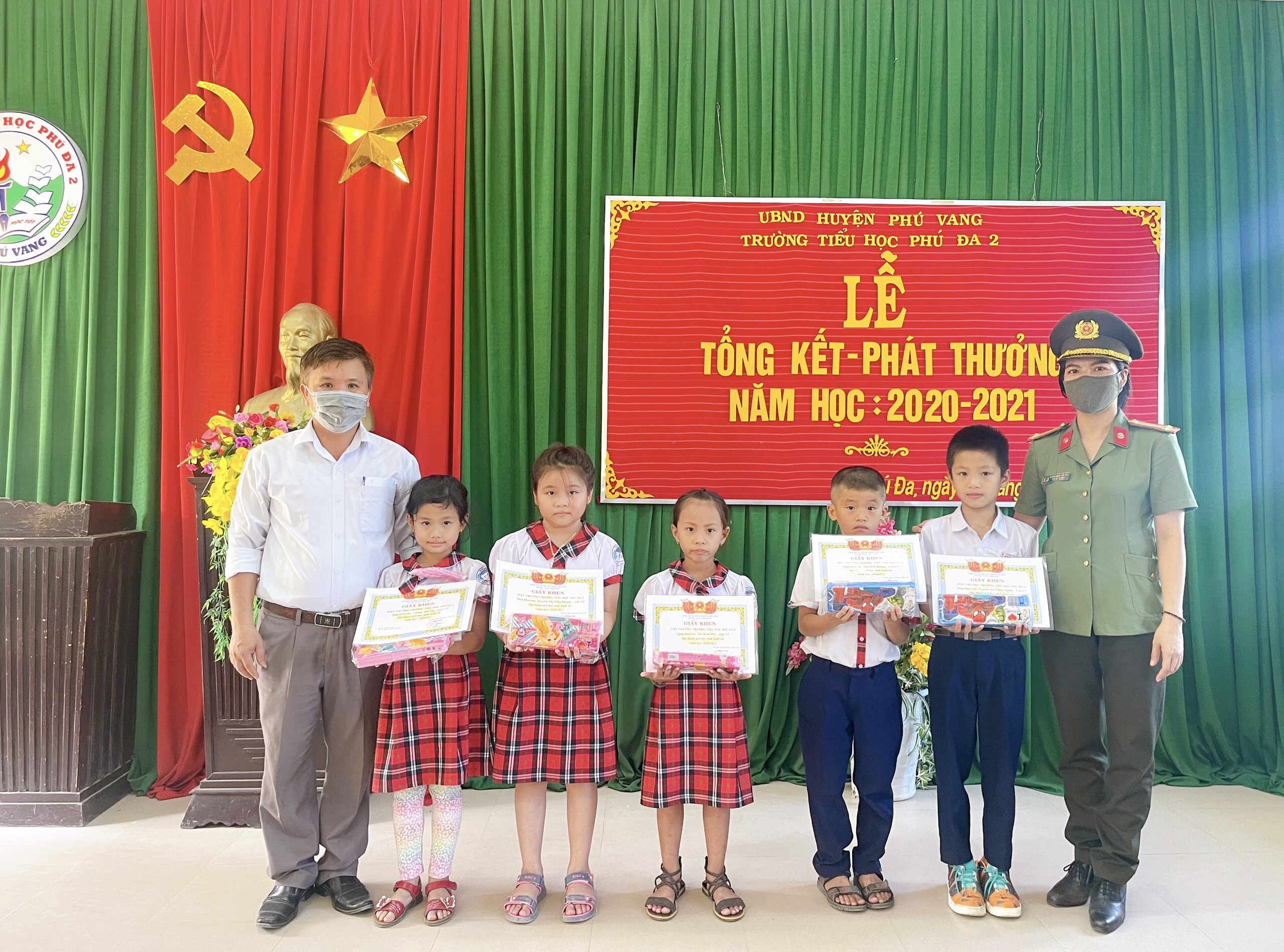 Tặng quà cho học sinh tiểu học nhân ngày Quốc tế Thiếu nhi