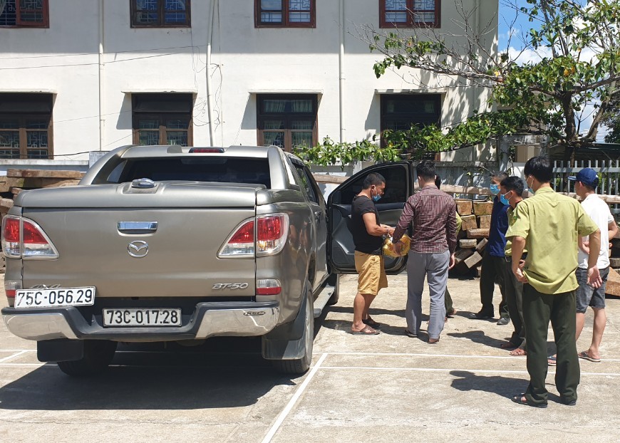 Truy đuổi 2 xe chở gỗ lậu sử dụng biển số giả