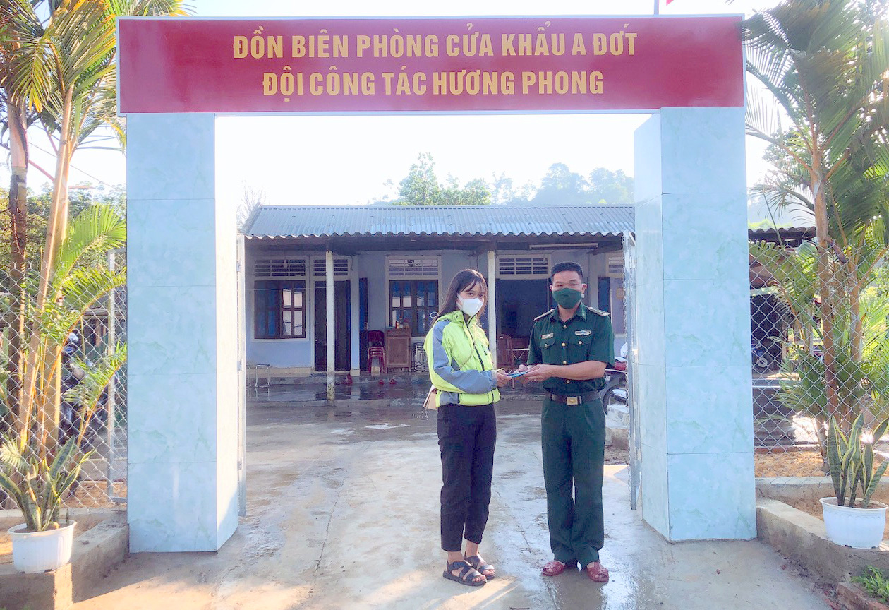 Cán bộ Biên phòng trả lại điện thoại cho người bị đánh rơi