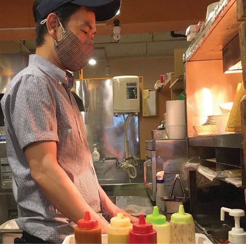 Người trẻ bán món ăn Huế ở xứ sở hoa anh đào