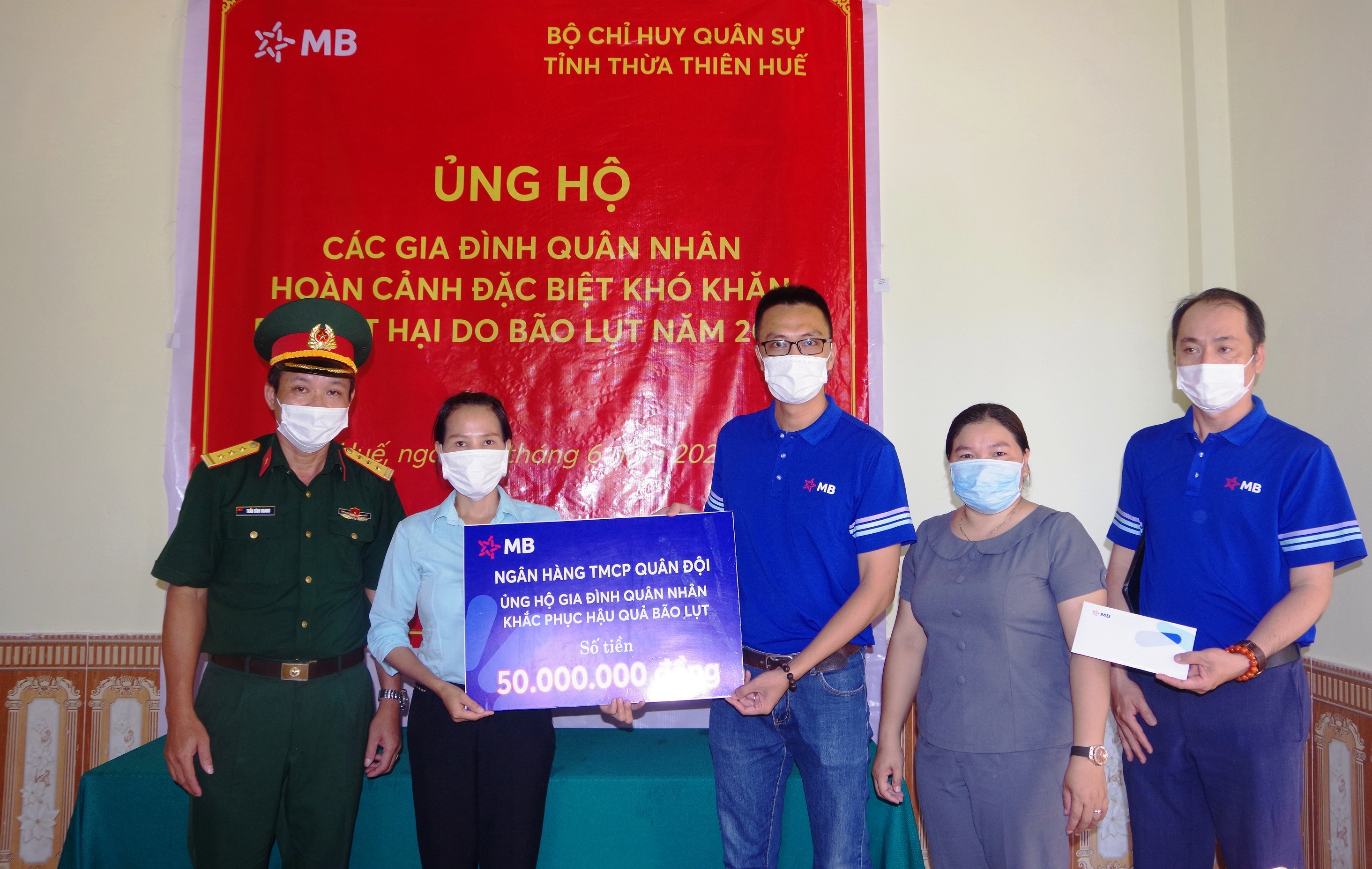 Trao tiền hỗ trợ sửa nhà cho hai gia đình quân nhân khó khăn