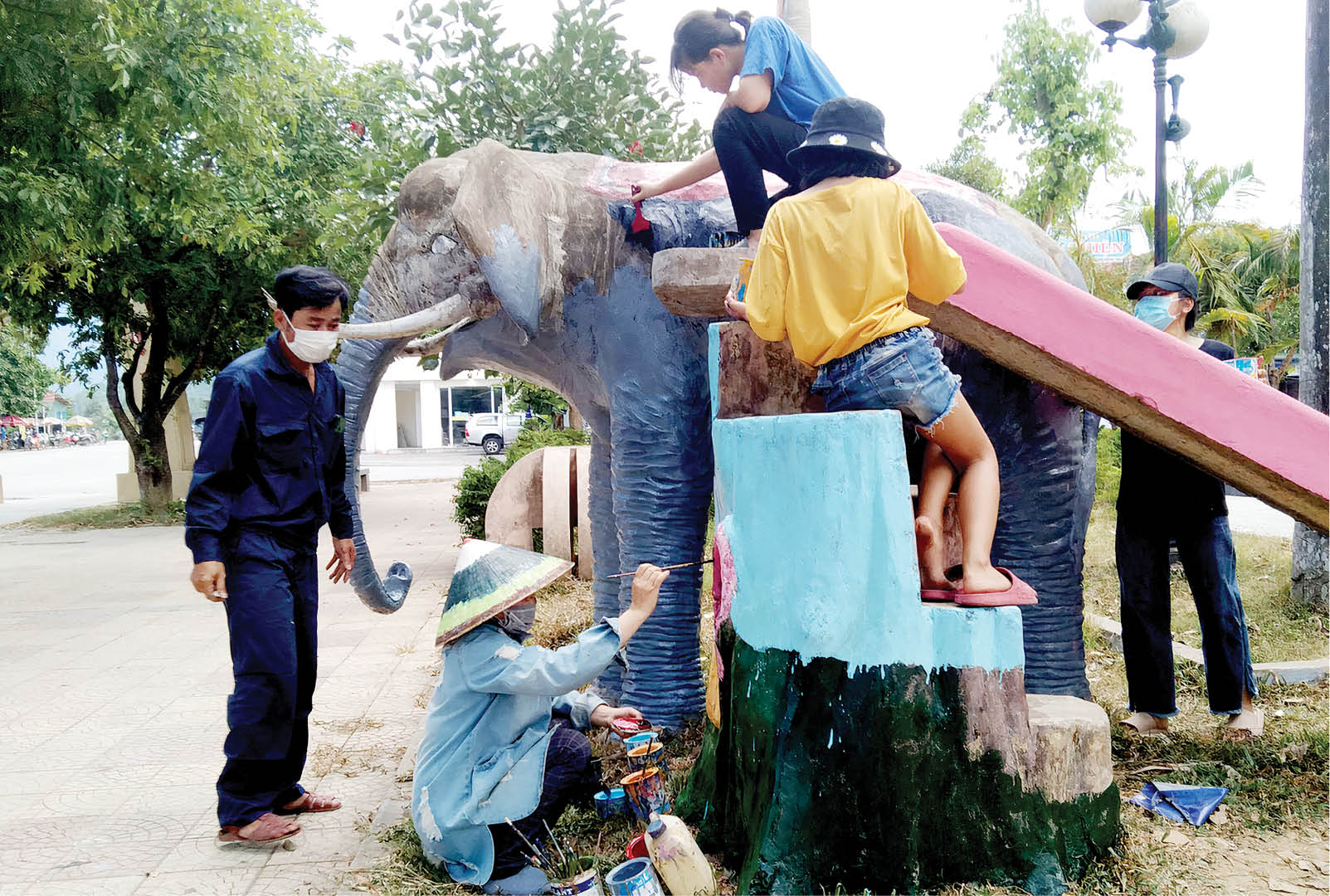 Cô giáo vẽ tranh trên nhà gươl