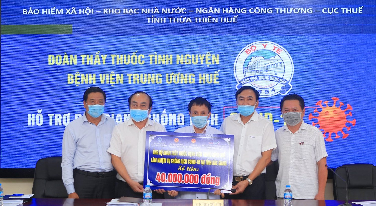 Ủng hộ 40 triệu đồng cho lực lượng hỗ trợ Bắc Giang