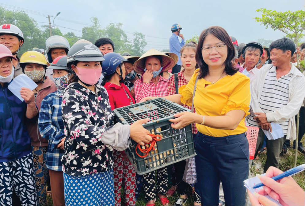 Trao “cần câu” cho người dân sau lũ