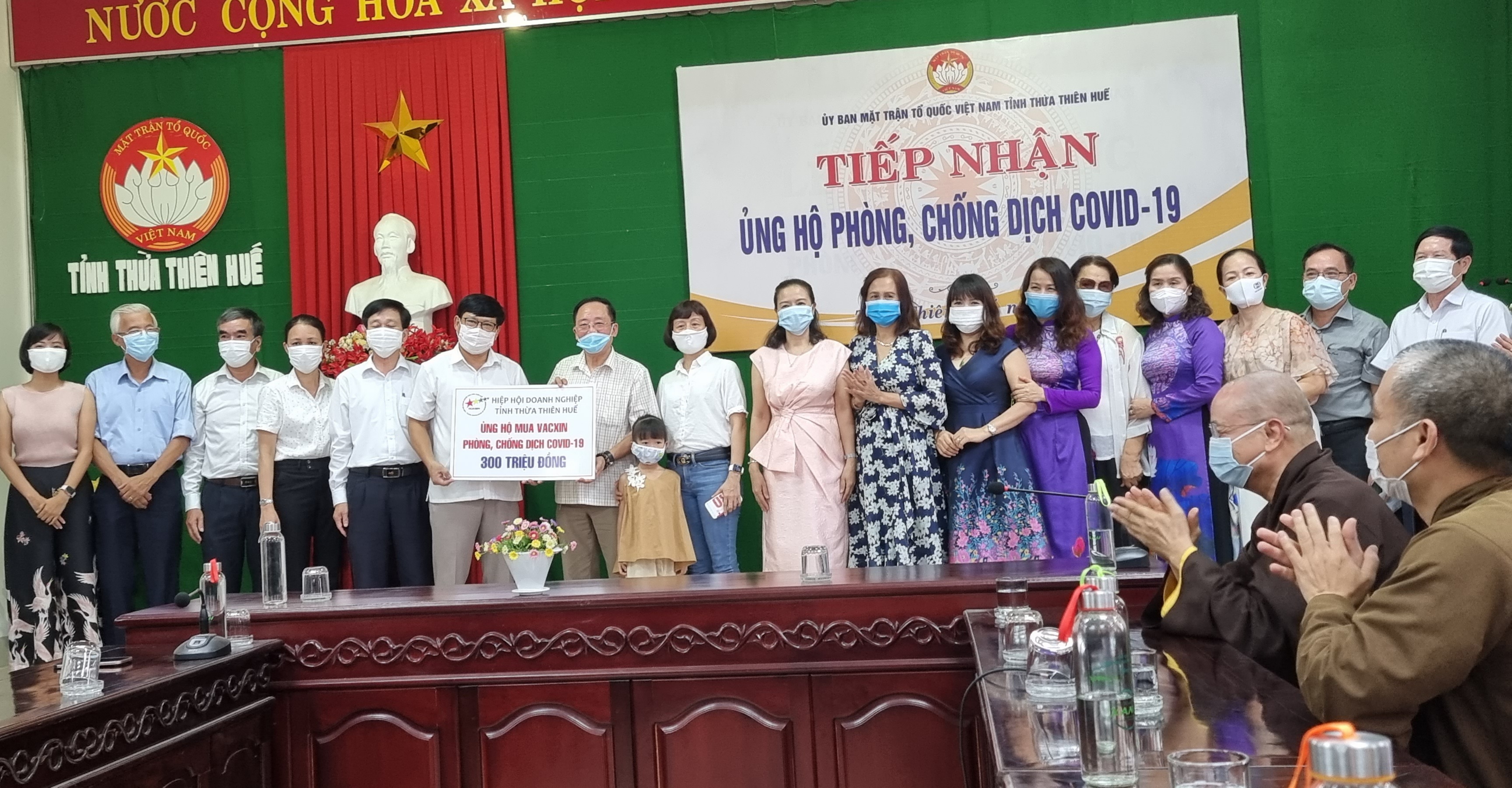 Hiệp hội doanh nghiệp tỉnh ủng hộ 300 triệu đồng mua vắc- xin phòng, chống dịch COVID-19