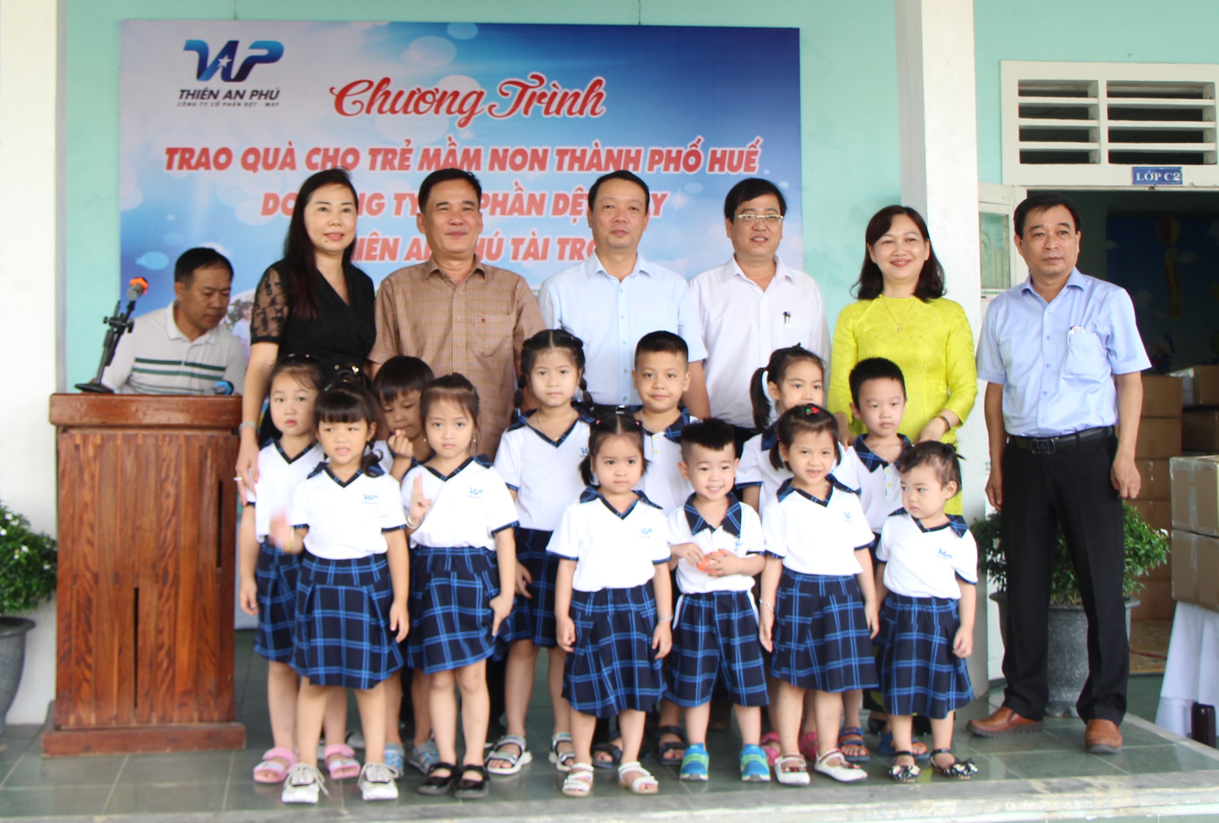 Tặng gần 3 000 bộ đồng phục cho học sinh mầm non khó khăn