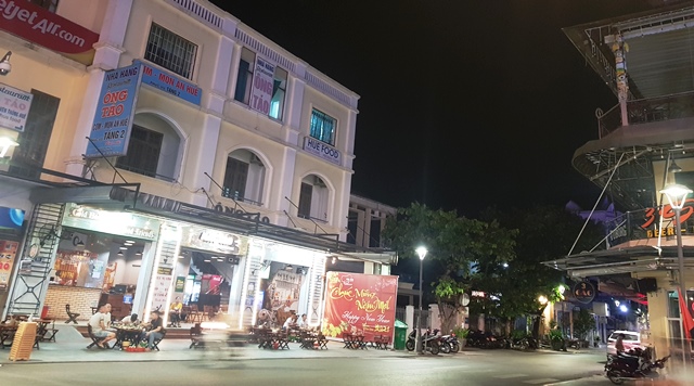 Hàng quán dần sôi động, bán buôn chờ phục hồi