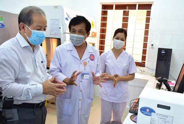 Thầy thuốc cầm bút