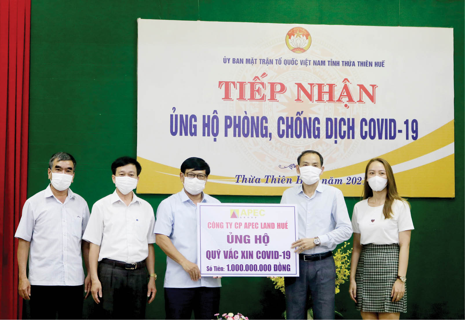 Nhiễu điều phủ lấy giá gương