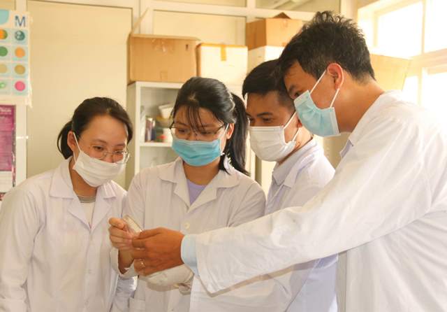 Người nghiên cứu viết báo