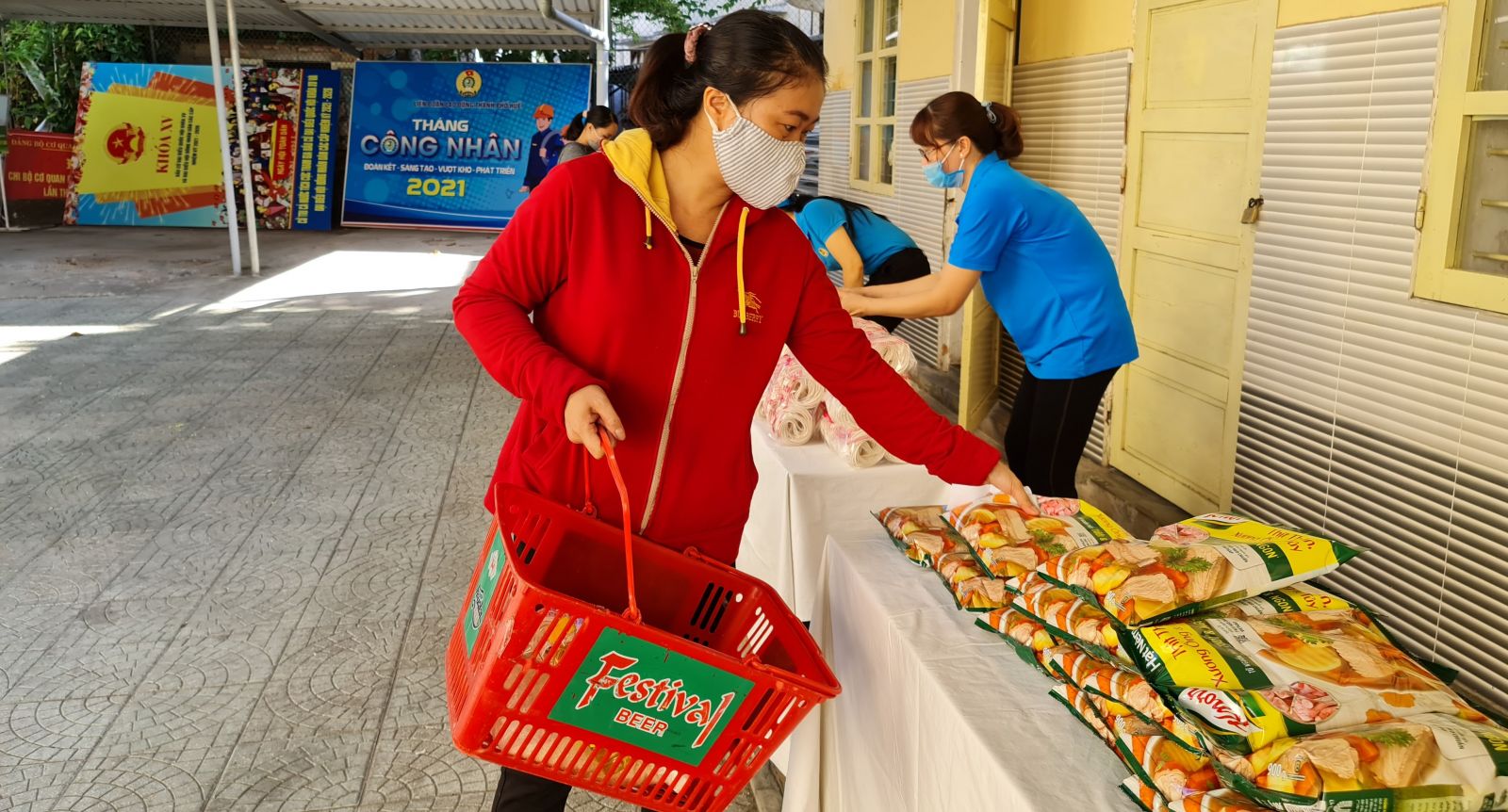 Union Market Fair for union members and workers in difficult circumstances opened