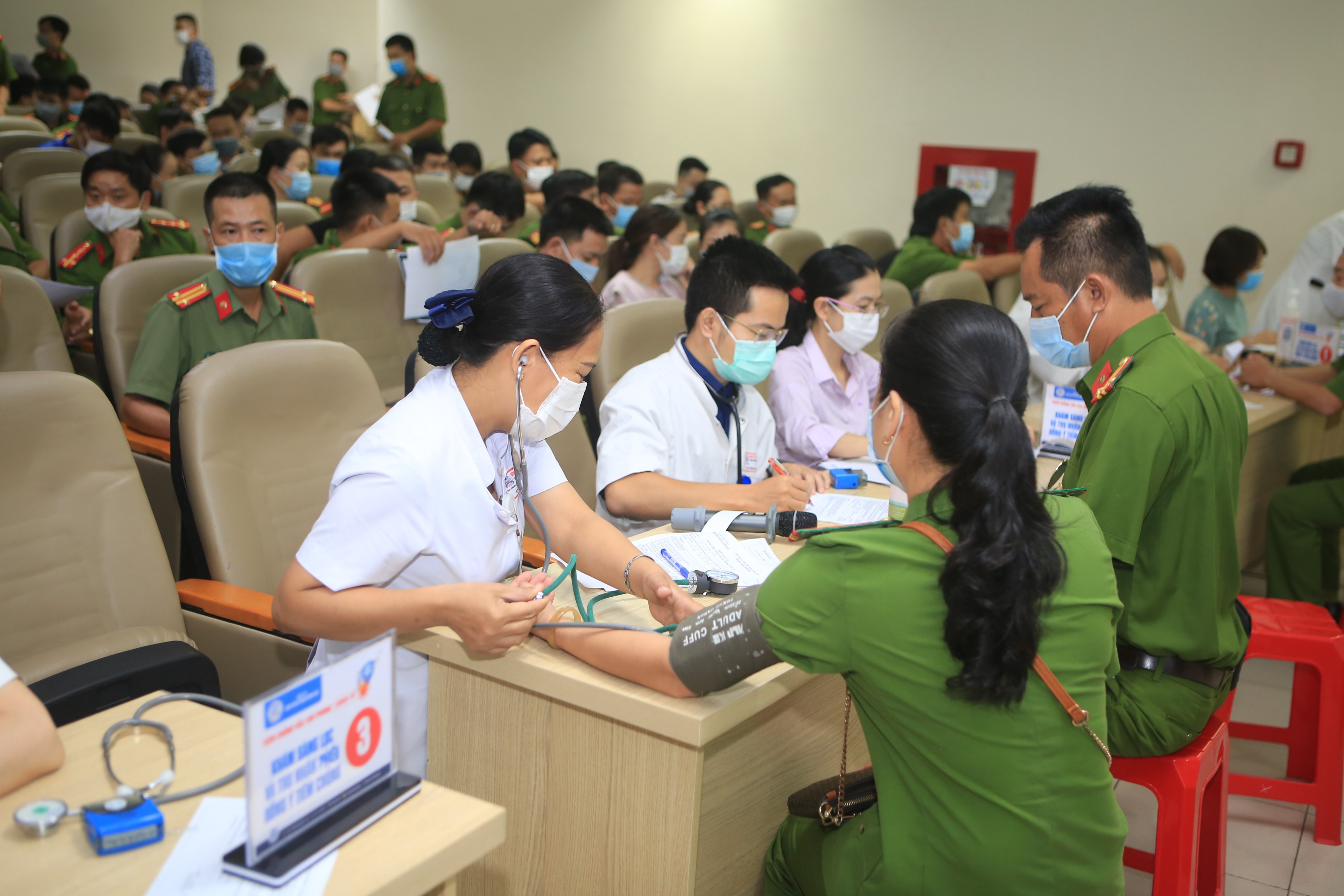 Gần 570 cán bộ, chiến sĩ công an tiêm vắc xin phòng COVID-19