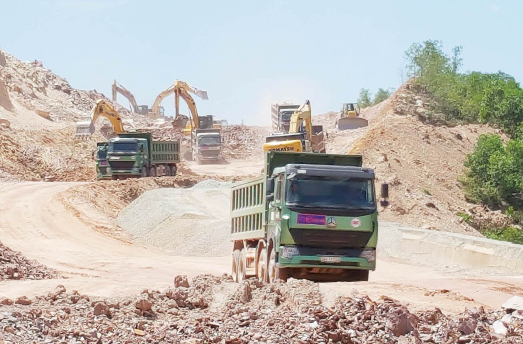 Nỗ lực đưa cao tốc Cam Lộ - La Sơn về đích cuối năm 2021