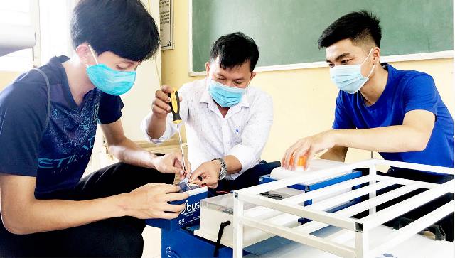 Sáng chế robot đa năng phòng dịch