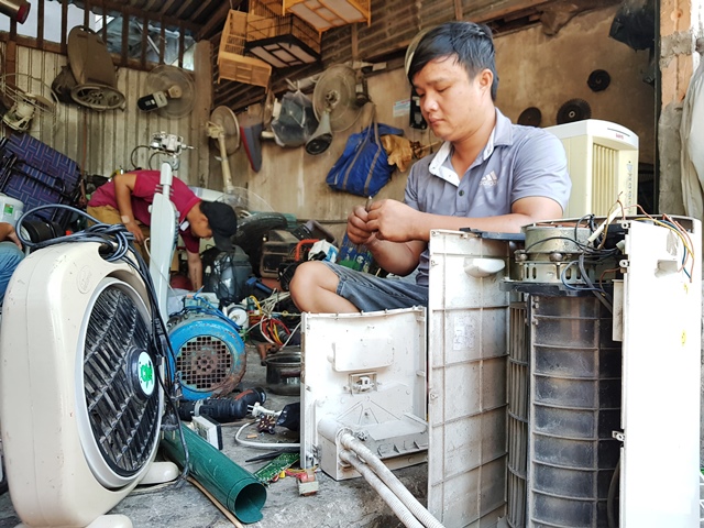 Thợ sửa điện lạnh tất bật, ăn theo nắng nóng