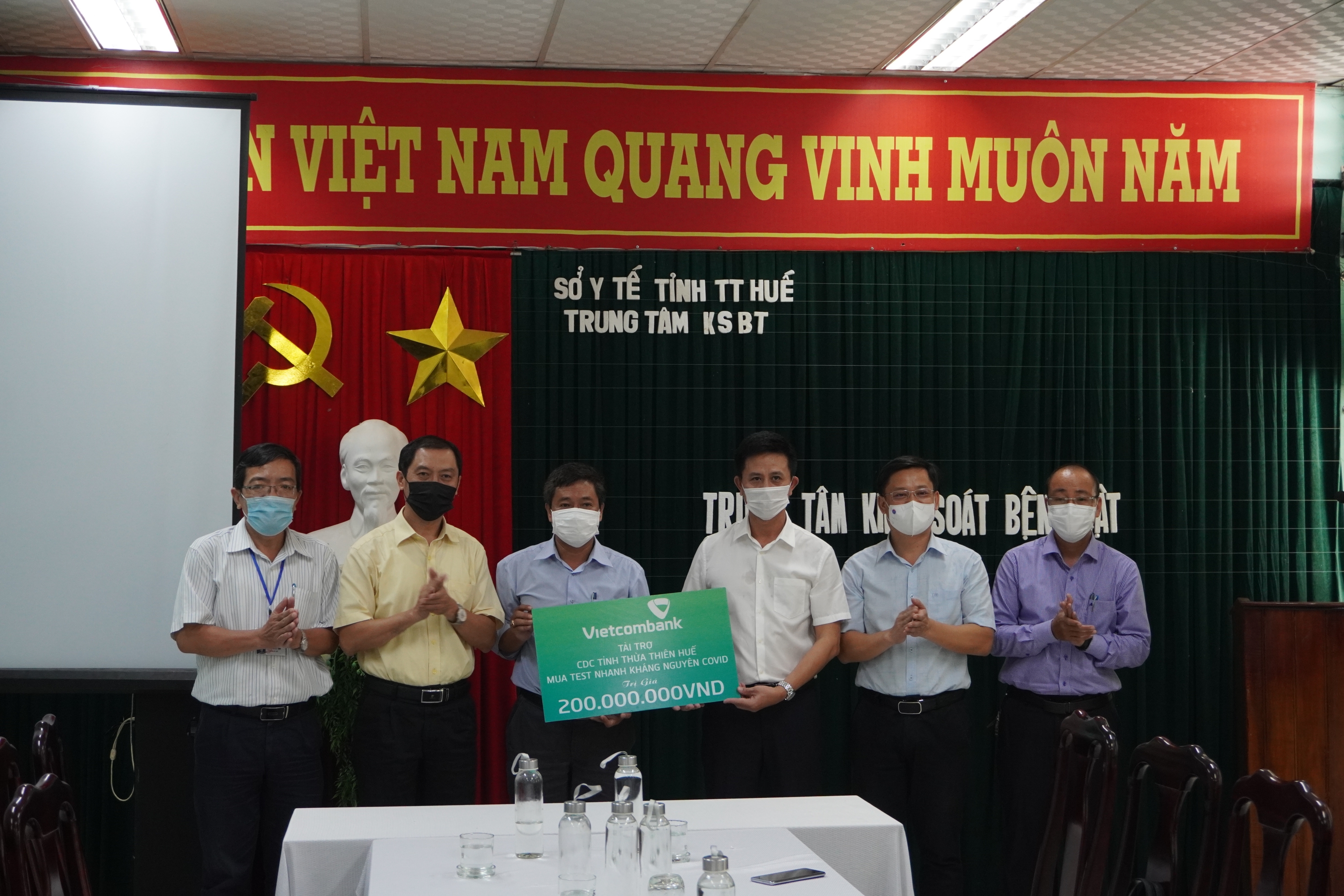 Vietcombank Huế hỗ trợ 200 triệu đồng mua sinh phẩm xét nghiệm SARS-CoV-2