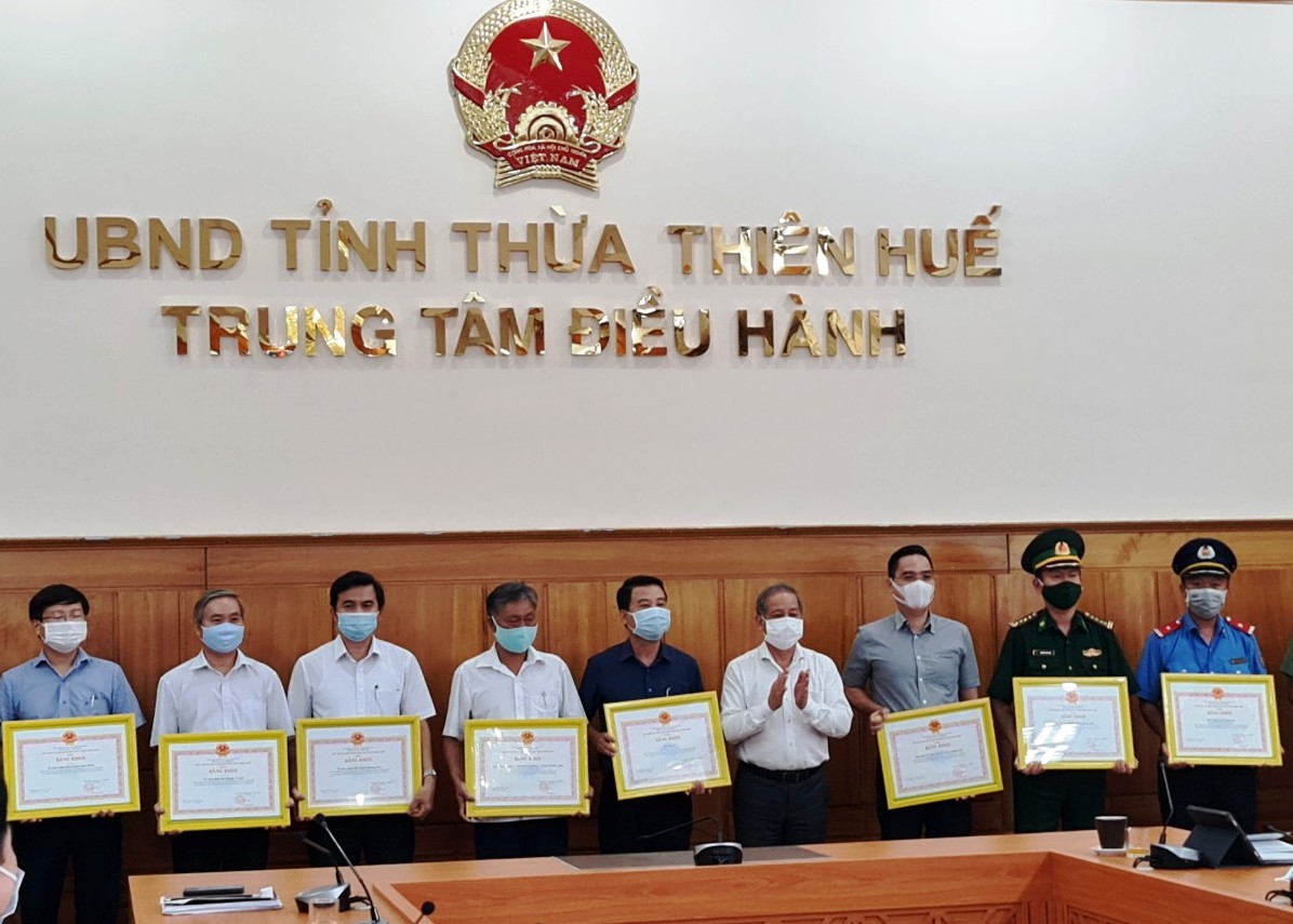 Chủ tịch UBND tỉnh khen thưởng 33 tập thể, 55 cá nhân về công tác phòng chống dịch COVID-19
