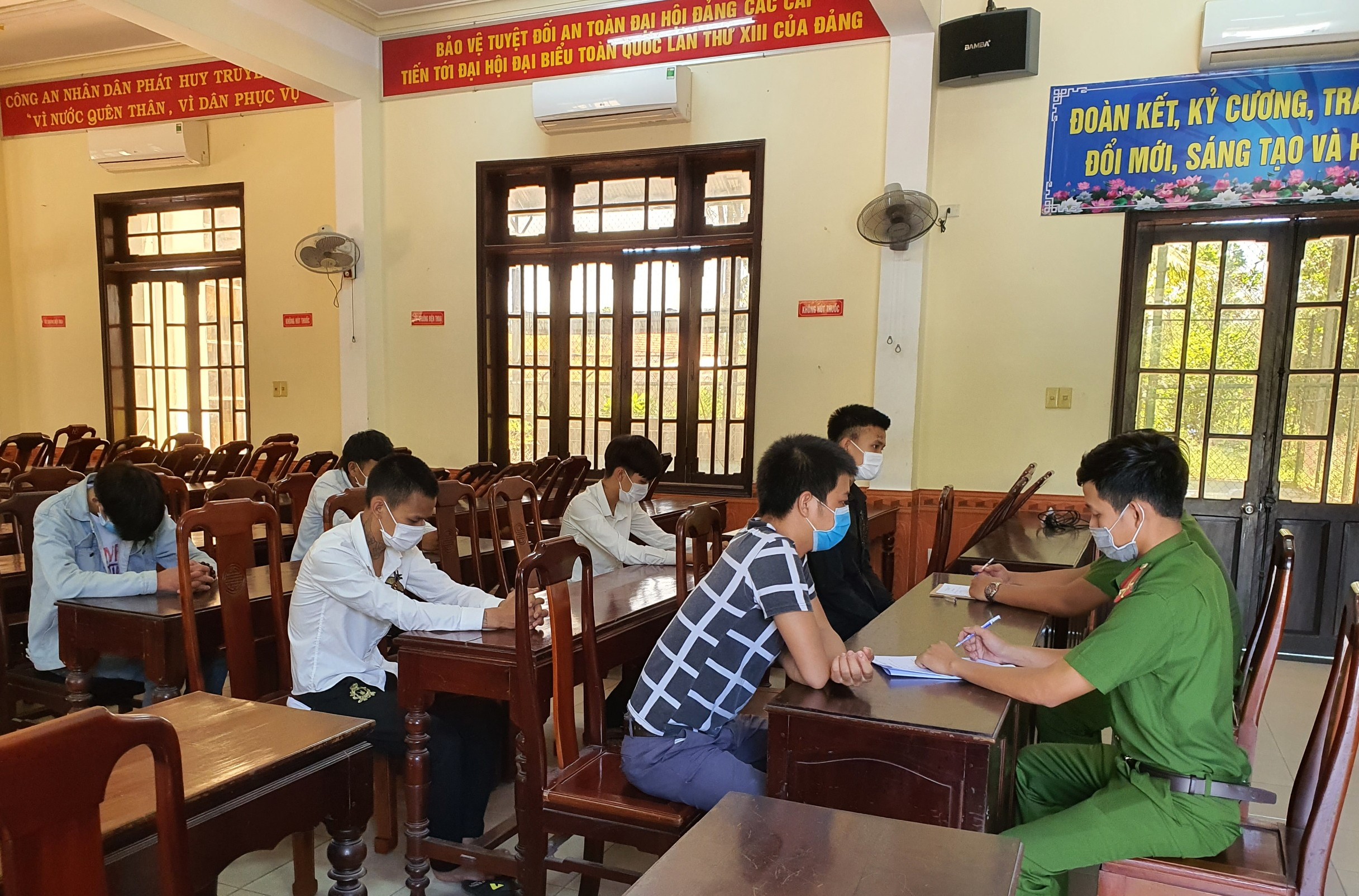 Cho rằng bị nhìn đểu, 4 đối tượng gây thương tích cho nhiều người