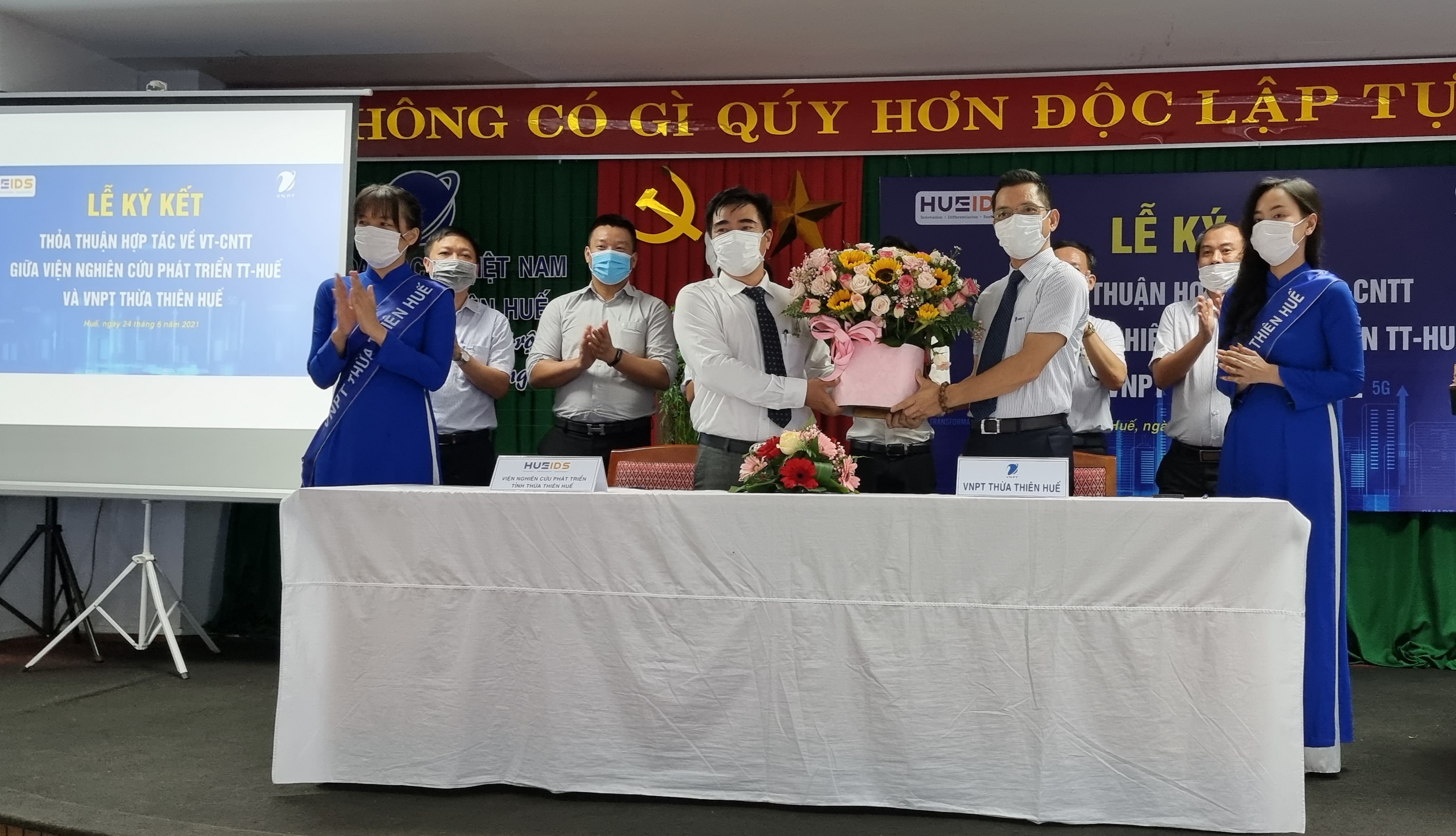 Viện Nghiên cứu phát triển tỉnh và VNPT Thừa Thiên Huế ký kết hợp tác