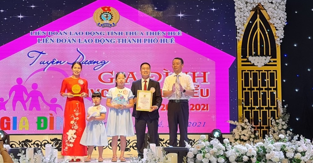 Tuyên dương 31 gia đình công nhân viên chức lao động tiêu biểu