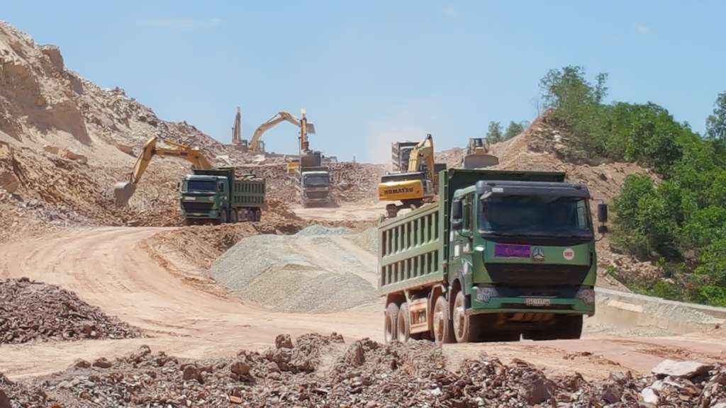 Bàn giao 100 mặt bằng tuyến cao tốc Cam Lộ - La Sơn