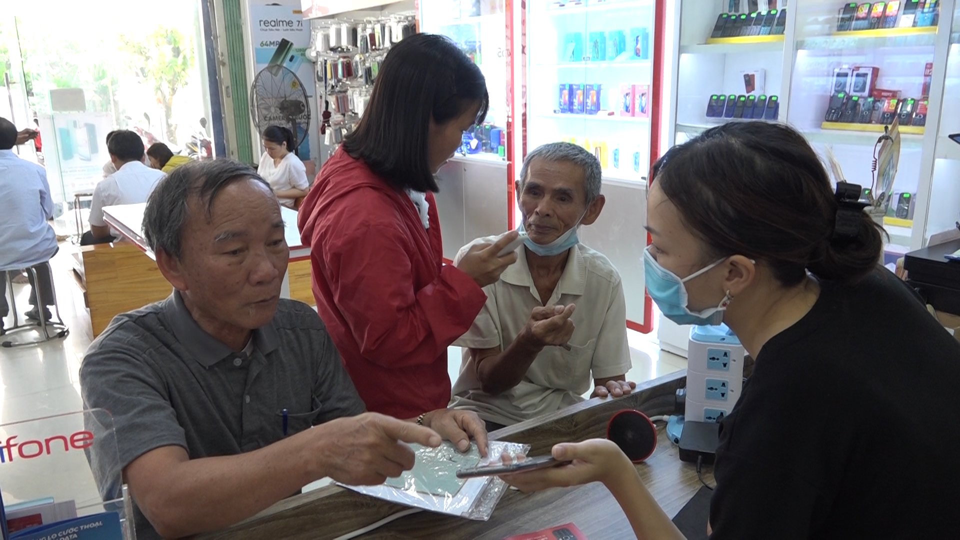 Tạo điều kiện cho người dân trong chi trả chính sách trợ giúp xã hội không dùng tiền mặt