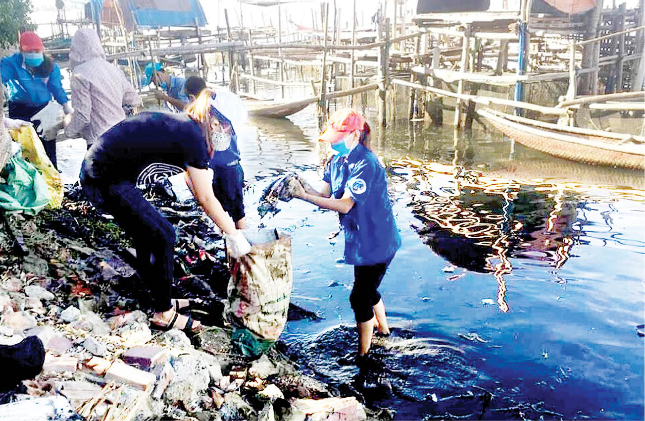 Giải quyết mối lo về rác vùng đầm phá