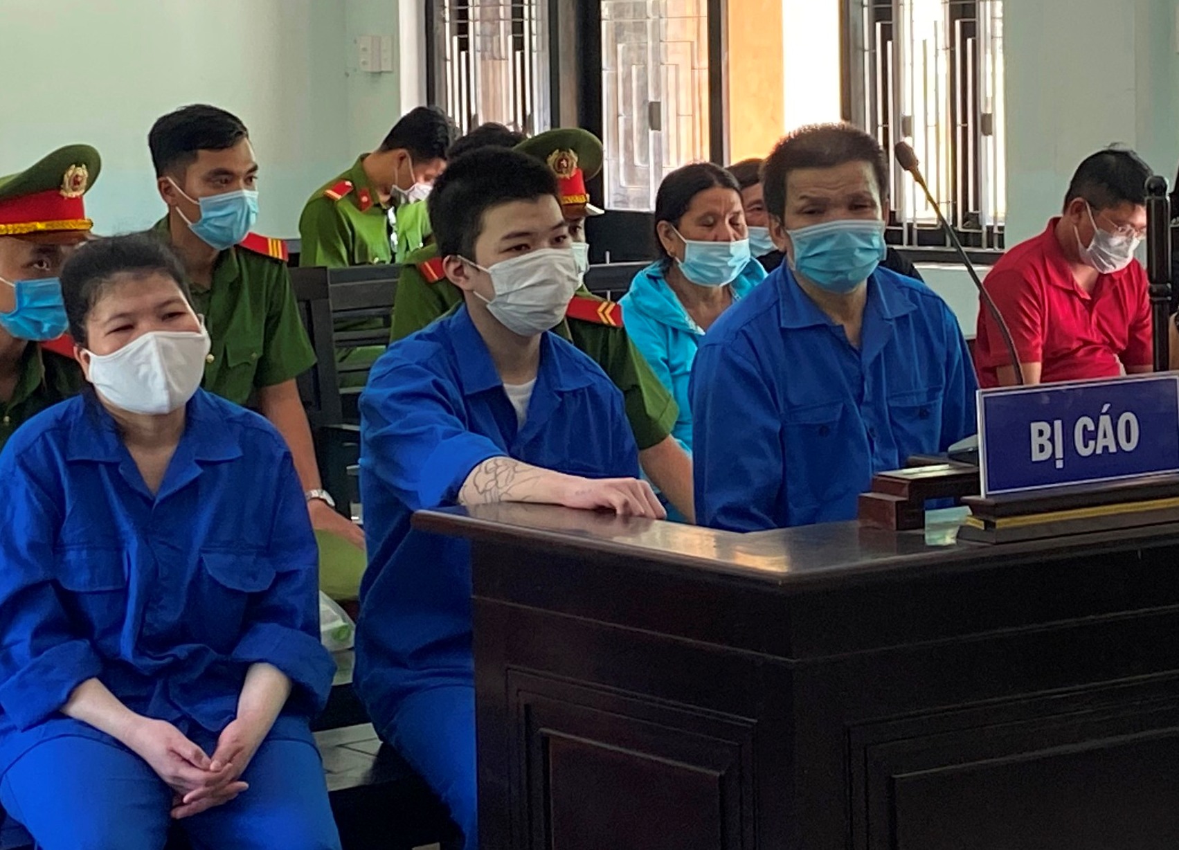 Vợ rủ chồng và con lừa đảo, chiếm đoạt gần 18 tỷ đồng