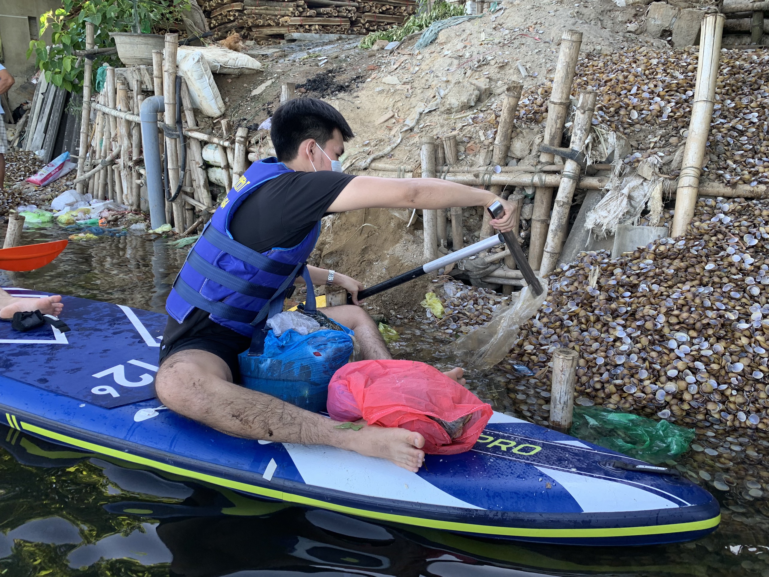 Chèo thuyền sup nhặt rác quanh cồn Hến