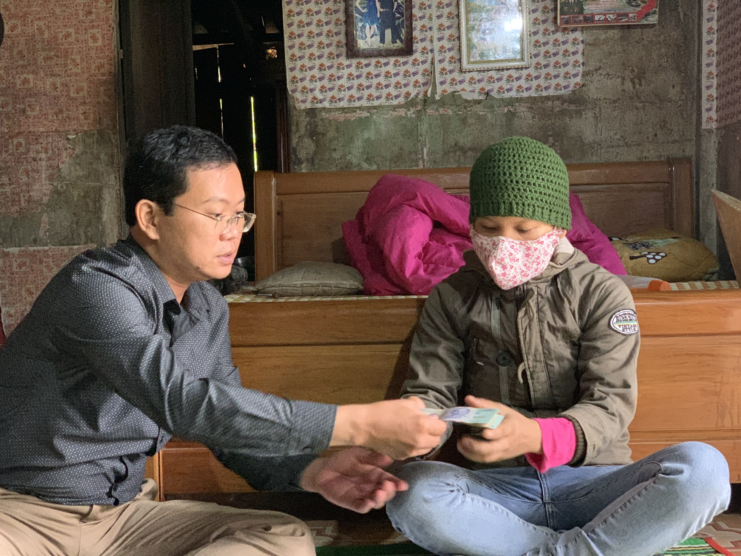 Trao 9 triệu đồng cho gia đình hai trẻ đuối nước ở A Lưới