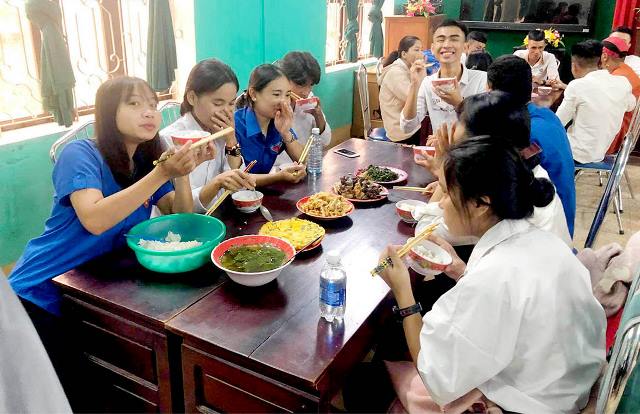 Bữa ăn trưa miễn phí dành thí sinh vùng cao